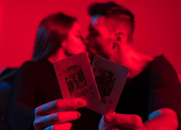 Dealer profesional di studio live casino tuban toto menyajikan permainan blackjack dengan multi-kamera HD